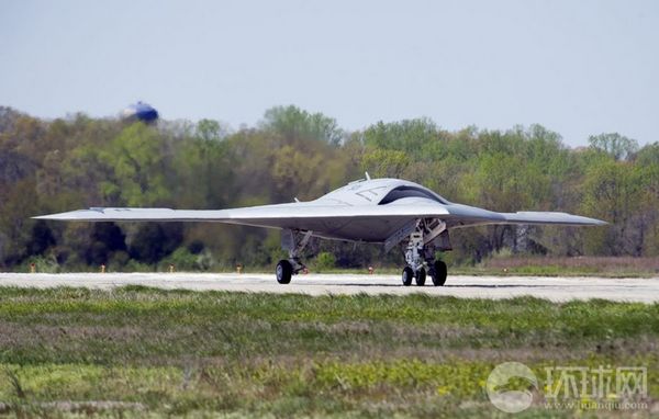 資料圖：X-47B無人機(jī)進(jìn)行飛行測試。