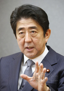 日本首相安倍晉三24日在官邸接受共同社采訪。