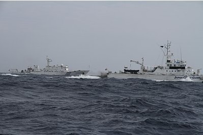 日本媒體公布的中國(guó)“海監(jiān)66”船急速追擊日本漁船照片，期間日本“水城”號(hào)海保巡邏船對(duì)中國(guó)船只的追擊進(jìn)行干擾。