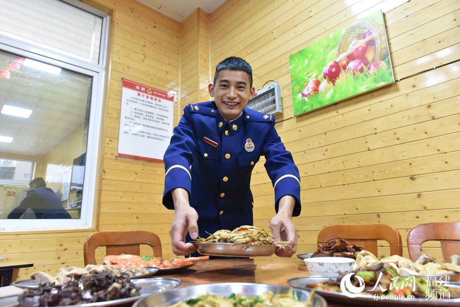 年夜飯不乏螃蟹這樣的海鮮。 余杉芳攝