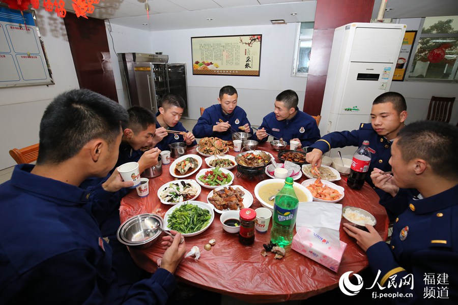 漳州消防救援支隊(duì)特勤一中隊(duì)吃年夜飯。