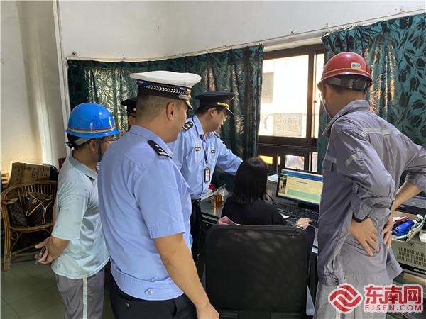 執(zhí)法人員檢查車輛裝載、配載情況.jpg