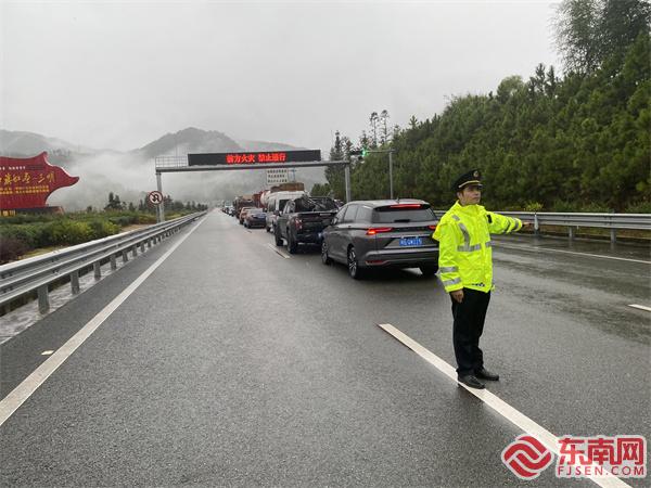 引導現(xiàn)場滯留車輛有序停放.jpg