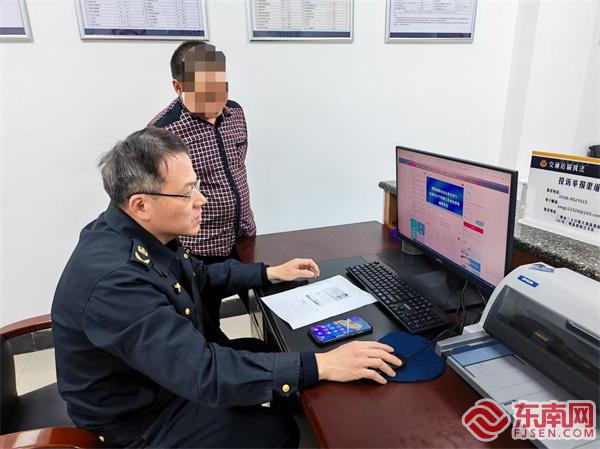 執(zhí)法員指導(dǎo)司機網(wǎng)上換證.jpg