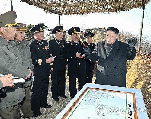 朝軍25日在東海元山一帶進(jìn)行了大規(guī)模國(guó)家級(jí)聯(lián)合軍演，金正恩親自參觀了此次軍演。(韓聯(lián)社)