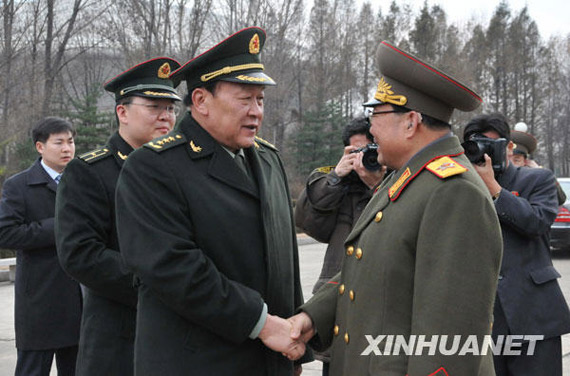 11月22日，朝鮮人民武力部部長金永春次帥（右）在平壤祖國解放戰(zhàn)爭勝利紀念塔廣場歡迎到訪的中國國務委員兼國防部長梁光烈。新華社記者姚西蒙攝
