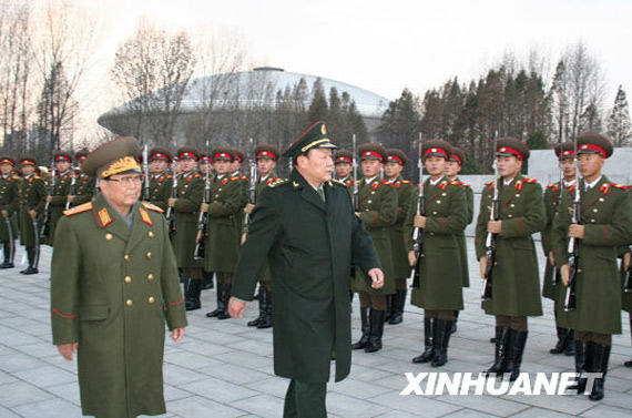 11月22日，中國國務委員兼國防部長梁光烈（右）在朝鮮人民武力部部長金永春次帥的陪同下，在平壤祖國解放戰(zhàn)爭勝利紀念塔廣場檢閱朝鮮人民軍儀仗隊。