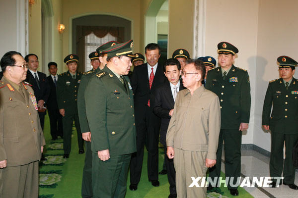 11月25日，朝鮮最高領導人金正日（前右一）在首都平壤會見正在朝鮮訪問的中國國務委員兼國防部長梁光烈上將。