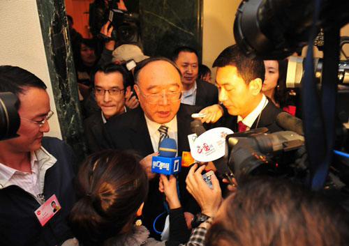 3月4日晚，全國(guó)人大代表、重慶市市長(zhǎng)黃奇帆接受了中外60余家媒體的集體采訪。圖為記者“圍堵”黃奇帆。人民網(wǎng)記者 于凱攝