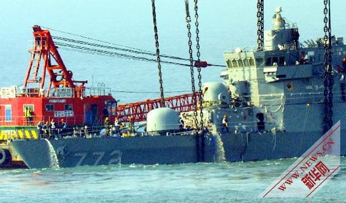 資料圖片：4月24日，在韓國白翎島附近水域，工作人員在打撈“天安”號警戒艦艦首。 新華社/紐西斯通訊社