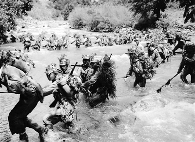 上圖：身披偽裝的中國(guó)士兵在前往滇西怒江前線(xiàn)的路上，他們將在那里阻截日軍的進(jìn)犯。