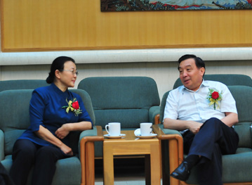 中宣部副部長，中央外宣辦、國務(wù)院新聞辦主任王晨同志(右)人民日報社副總編輯馬利同志