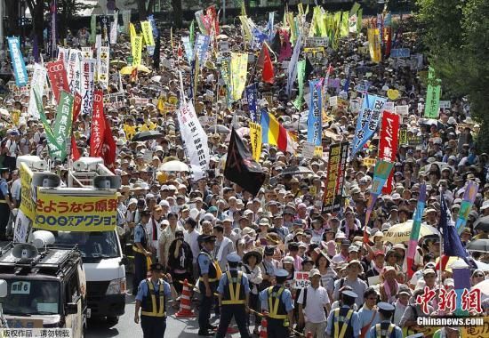 資料圖：當(dāng)?shù)貢r間7月16日，日本東京爆發(fā)“再見核電站”大集會。據(jù)主辦方透露，約有17萬人參加了此次活動。集會者呼吁關(guān)閉日本所有核電站，實(shí)現(xiàn)“無核化”。