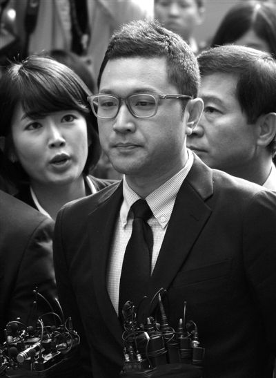 25日，韓國總統(tǒng)李明博長子李時(shí)炯（前）前往韓特別檢察官小組所在地接受調(diào)查。新華社發(fā)