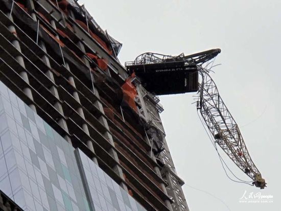 折斷的吊車長(zhǎng)臂仍懸在近百米的高空中。人民網(wǎng)記者 任建民 攝
