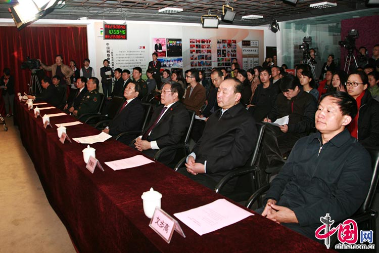 11月6日，由中央宣傳部、國(guó)家發(fā)展改革委、解放軍總政治部、北京市委主辦，中國(guó)網(wǎng)絡(luò)電視臺(tái)承辦的“科學(xué)發(fā)展　成就輝煌”大型圖片展覽網(wǎng)上展館6日起與廣大網(wǎng)友見(jiàn)面。圖為網(wǎng)上展館啟動(dòng)儀式現(xiàn)場(chǎng)。 中國(guó)網(wǎng) 李佳攝影