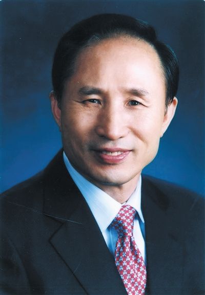 李明博（韓國總統(tǒng)）為“私宅門”向國民道歉，并親自批準(zhǔn)法案，調(diào)查自己的家人。