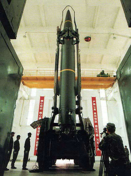 資料圖：二炮東風(fēng)-11型戰(zhàn)術(shù)地地導(dǎo)彈起豎。