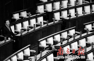 16日，日本眾院解散,野田坐在空蕩的眾院會(huì)場(chǎng)。新華社發(fā)