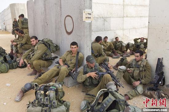 當?shù)貢r間2012年11月17日，以色列與加沙邊界，以色列國防軍（IDF）傘兵大隊進行訓練，為在加沙地帶的軍事行動做準備。圖片來源：CFP視覺中國src=