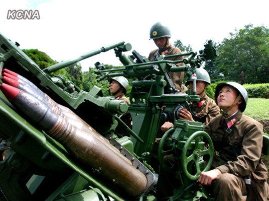 資料圖：當(dāng)?shù)貢r(shí)間2012年8月23日，朝中社公布了朝鮮士兵進(jìn)行強(qiáng)化戰(zhàn)斗訓(xùn)練的圖片。