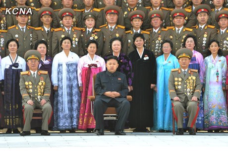 金正恩與戰(zhàn)士等合影留念。