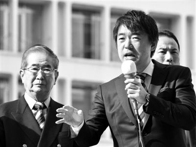 29日，日本著名極右翼分子石原慎太郎（左）和新生代右翼政客橋下徹在東京街頭演講拉票。