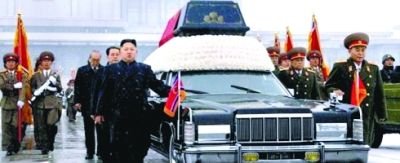 去年12月金正日出殯時，位于右側(cè)前方的是前總參謀長李英浩，其后是前人民武裝力量部部長李永春
