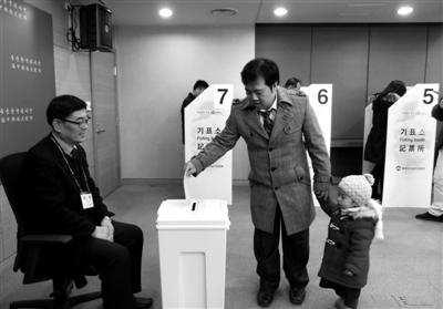 5日，北京，很多韓國(guó)人帶孩子來(lái)大使館投票。選民說(shuō)，希望能夠從小培養(yǎng)孩子的權(quán)利意識(shí)。新京報(bào)記者 韓旭陽(yáng) 攝