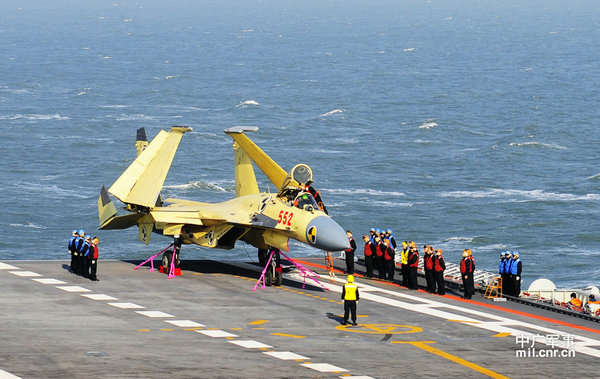 資料圖：殲-15成功完成遼寧艦起降試驗。
