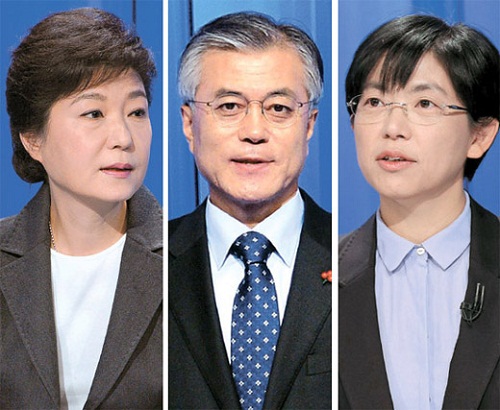 從左至右依次為樸槿惠、文在寅、李正姬