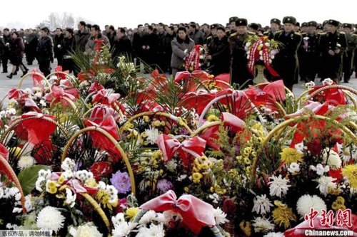 據(jù)朝中社報道，當(dāng)?shù)貢r間12月16日，朝鮮人民軍官兵、各階層人民和青少年學(xué)生前往萬壽臺，為朝鮮已故領(lǐng)導(dǎo)人金日成和金正日銅像獻(xiàn)花。據(jù)悉，12月17日是朝鮮已故最高領(lǐng)導(dǎo)人金正日逝世一周年紀(jì)念日。
