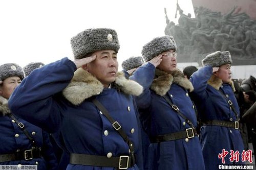 據(jù)朝中社報(bào)道，當(dāng)?shù)貢r(shí)間12月16日，朝鮮人民軍官兵、各階層人民和青少年學(xué)生前往萬(wàn)壽臺(tái)，為朝鮮已故領(lǐng)導(dǎo)人金日成和金正日銅像獻(xiàn)花。據(jù)悉，12月17日是朝鮮已故最高領(lǐng)導(dǎo)人金正日逝世一周年紀(jì)念日。 