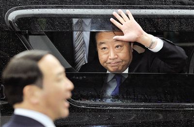 15日，東京，野田佳彥首相黯然揮手離開拉票現(xiàn)場，這似乎預(yù)示著民主黨在大選中的慘敗。16日，野田佳彥在敗選后宣布辭去民主黨黨首職位。