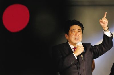 　　12月15日，日本自民黨總裁安倍晉三在東京街頭發(fā)表演講。當(dāng)日是競選活動最后一天，日本國民議會選舉于12月16日拉開帷幕。圖/新華社