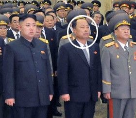 　12月17日在朝鮮平壤錦繡山太陽(yáng)宮舉行的金正日逝世一周年悼念活動(dòng)中，被推測(cè)為朝鮮第二自然科學(xué)院院長(zhǎng)崔春植的人（右二圓圈內(nèi)）站在國(guó)防委員會(huì)第一委員長(zhǎng)金正恩旁邊。