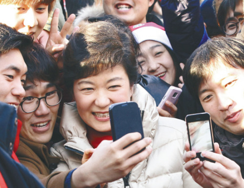 12月15日，樸槿惠與支持者們用手機(jī)合影。