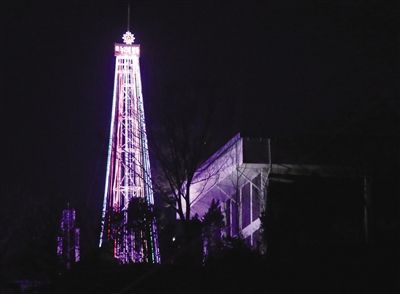 22日，朝韓軍事分界線附近愛妓峰山頂，韓國宗教團(tuán)體點(diǎn)亮了一棵30米高的巨大圣誕樹，被朝鮮指責(zé)為心理戰(zhàn)。