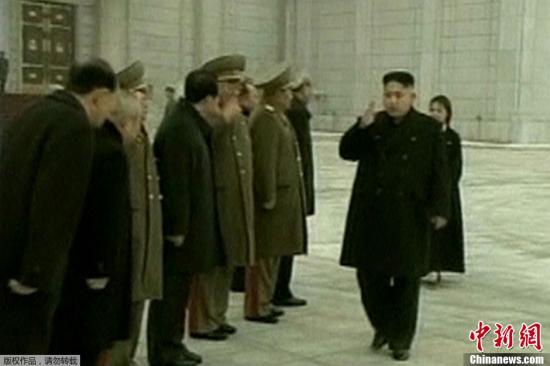 資料圖：當?shù)貢r間12月17日，朝鮮平壤，金正恩攜夫人李雪主及黨政軍高層干部參謁錦繡山太陽宮，紀念金正日逝世一周年。