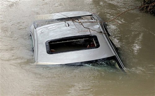在英國艾克塞斯，一輛車被洪水淹沒。