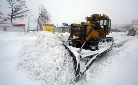鏟車(chē)在清理俄羅斯道路上的積雪。