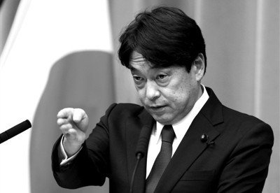 12月27日，日本新任防衛(wèi)大臣小野寺五典在東京舉行的記者會上回答記者提問。