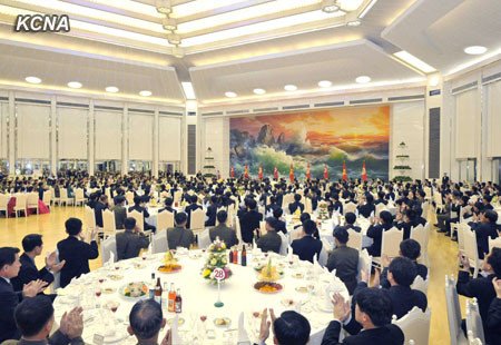 朝鮮勞動黨中央委員會30日舉行盛大宴會，祝賀成功發(fā)射“光明星3號”二期衛(wèi)星。