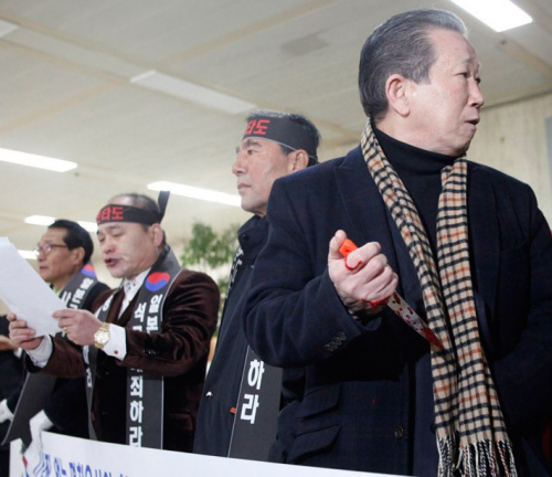 韓國反日活動人士金昌根在機(jī)場出口處切腹自殺抗議額賀一行訪韓。