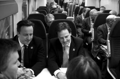 　2012年1月9日，英國首相卡梅倫(左)與副首相克萊格(右)乘火車前去參加會議。