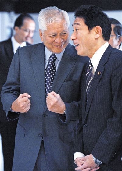 10日，馬尼拉，正在菲律賓訪問的日本外相岸田文雄（右）與菲外長羅薩里奧交談。