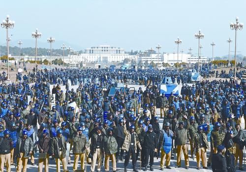 15日上午，大批警察在巴基斯坦首都伊斯蘭堡總統(tǒng)府前警戒。