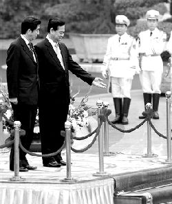 16日，越南總理阮晉勇（右）歡迎來訪的日本首相安倍晉三。