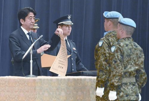 20日，日本首相安倍晉三向回國(guó)的戈蘭高地維和自衛(wèi)隊(duì)遞交政府獎(jiǎng)狀。安倍在儀式上稱，近年“日本周邊的安全保障環(huán)境更加嚴(yán)峻”，為此將修改《防衛(wèi)計(jì)劃大綱》，進(jìn)一步加強(qiáng)日美同盟。