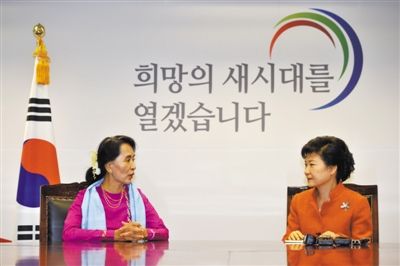 29日，首爾，韓國候任總統(tǒng)樸槿惠與來訪的昂山素季會面。